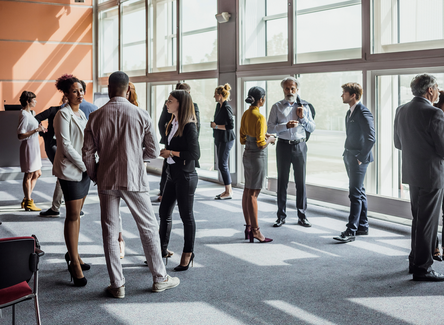Networking mit einem Twist: Personalisierte Tassen als Eisbrecher auf Branchenveranstaltungen