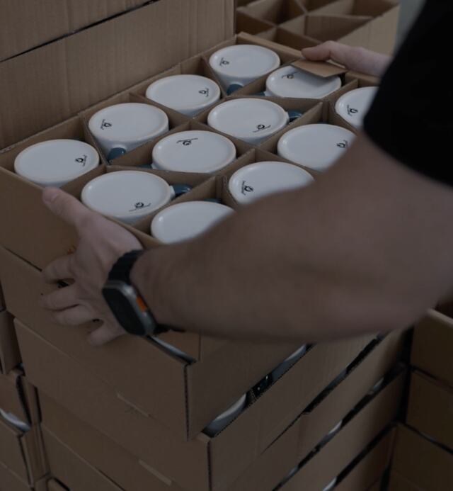 Fertig gepackte Kiste mit Tassen