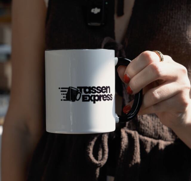 Tasse mit Logo in Nahaufnahme