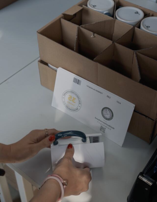Tassen werden von Hand verpackt