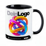 Bedruckte Keramiktasse mit Beispiel-Logo „DeinLogo“ und farbiger Grafik
